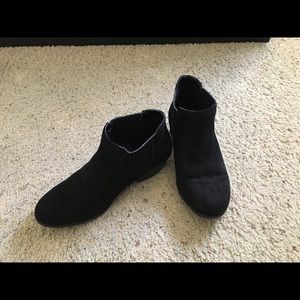 American Eagle Suede Booties (7.5W)